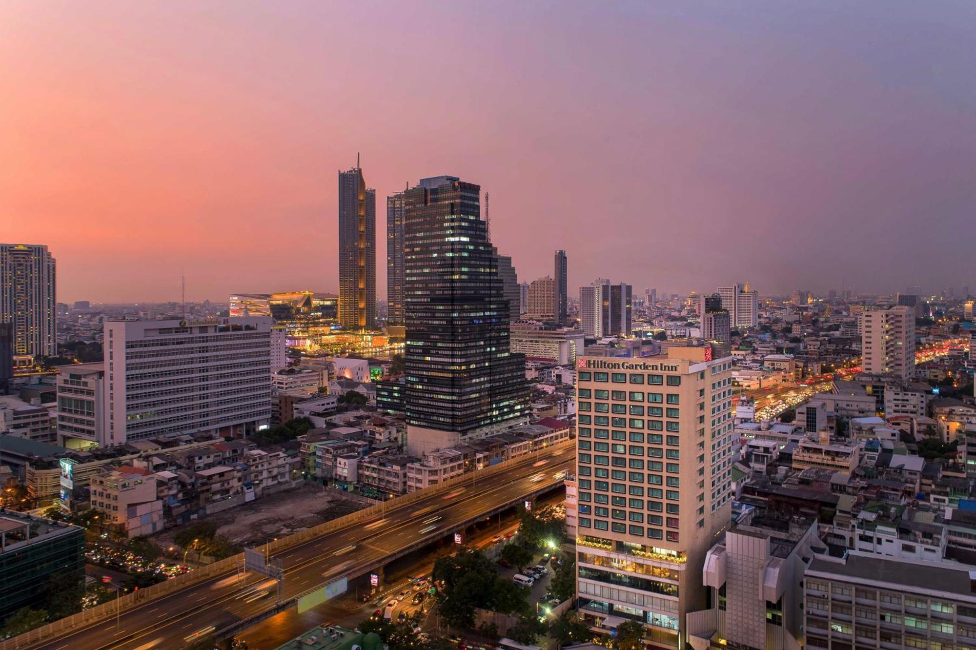 Hilton Garden Inn Bangkok Silom Exterior photo