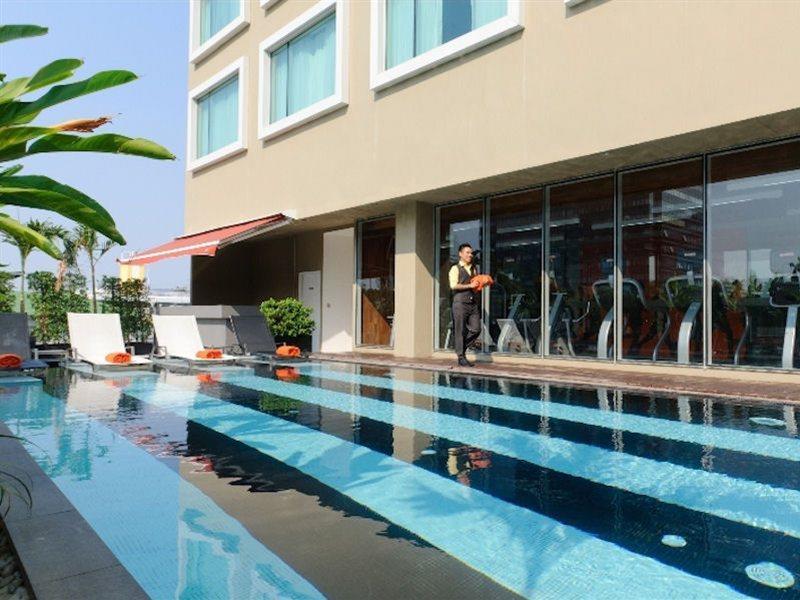 Hilton Garden Inn Bangkok Silom Exterior photo